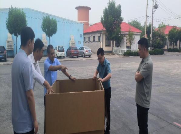 李總協(xié)同供應部、青島合興包裝廠進行現(xiàn)場研究探討